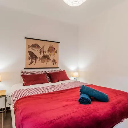 Holiday In Typical Portuguese Street - 2bedroom Apt With Private Entrance & Pateo Daire