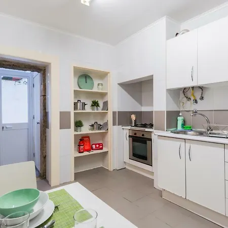 Holiday In Typical Portuguese Street - 2bedroom Apt With Private Entrance & Pateo Apartmán