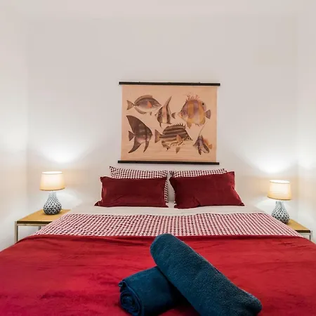 Daire Holiday In Typical Portuguese Street - 2bedroom Apt With Private Entrance & Pateo