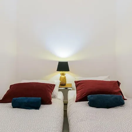 Daire Holiday In Typical Portuguese Street - 2bedroom Apt With Private Entrance & Pateo