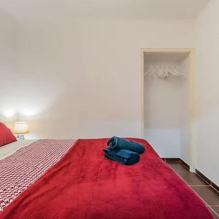 Daire Holiday In Typical Portuguese Street - 2bedroom Apt With Private Entrance & Pateo