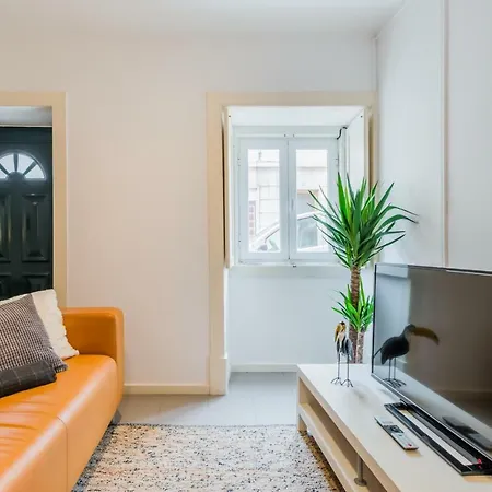 Holiday In Typical Portuguese Street - 2bedroom Apt With Private Entrance & Pateo Apartmán *