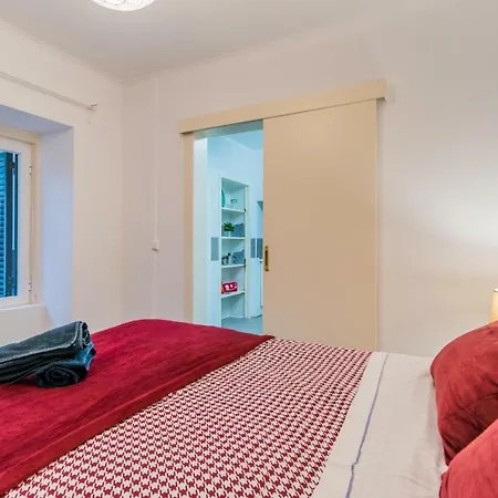 Daire Holiday In Typical Portuguese Street - 2bedroom Apt With Private Entrance & Pateo *