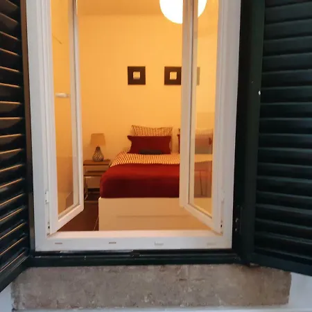 Daire Holiday In Typical Portuguese Street - 2bedroom Apt With Private Entrance & Pateo Lisboa